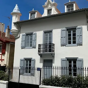 https://les-tourelles.biarritzhotels.info
