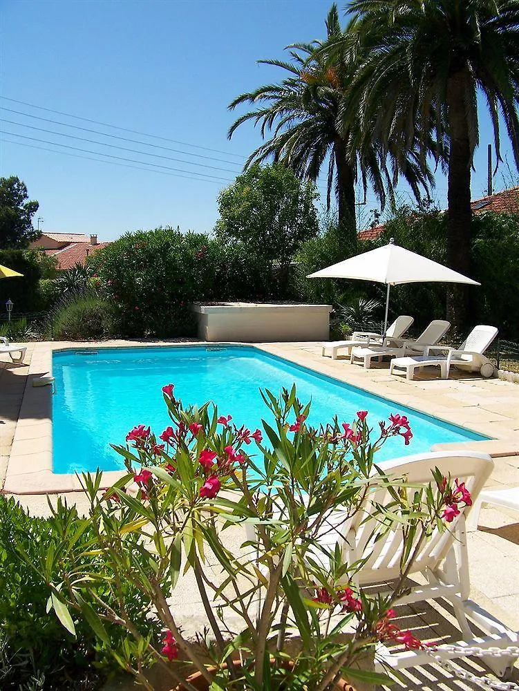 Le Thimothee : Hotel & Studios Saint-Raphael   Saint-Raphael (Var)