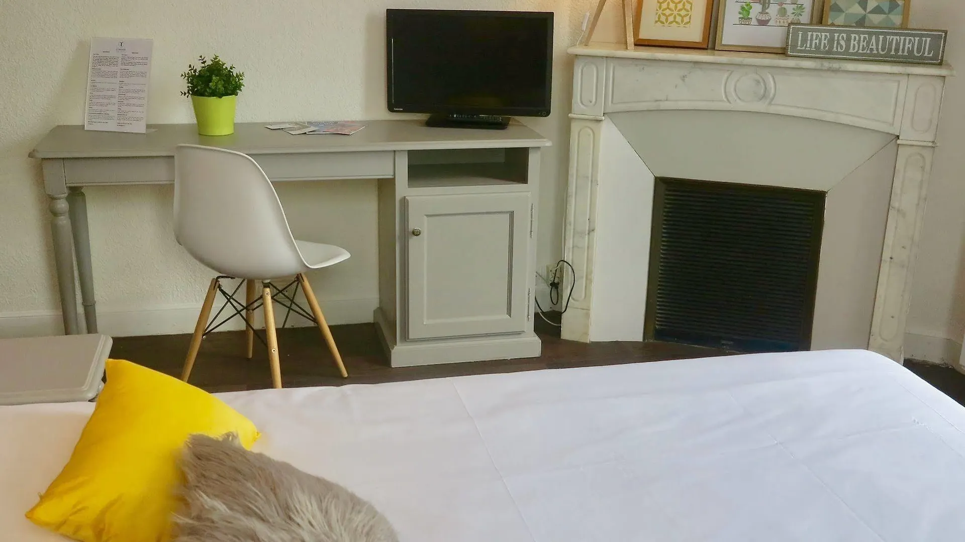 Le Thimothee : Hotel & Studios Saint-Raphael  Saint-Raphael (Var)